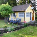 Übernahme 2014 Kleingarten Hütte aus den sechziger Jahren mit Wiese und Blumenbeeten