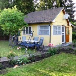 Übernahme 2014 Kleingarten Hütte aus den sechziger Jahren mit Wiese und Blumenbeeten