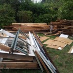 Holz wird von Glas und anderen Materialien getrennt.