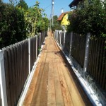 Der Weg - mit einem Flies und Fichtenbrettern ausgelegt.