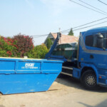 Die Erde wird mittels Mulden abtransportiert