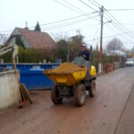 Ein Dumper bringt das Feinplanum zur Baustelle
