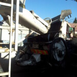Einfüllen des Betons vom Beton Lieferwagen in den Pumpwagen