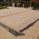 Arbeitsgraben mit Rollschotter hinterfüllt. Kellerdecke Haus und Terrasse.