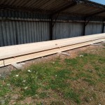 Deckenbalken und Holzrahmensteher - vor Schnitt - im Sägewerk