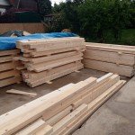 Deckenbalken und Steher auf der Baustelle