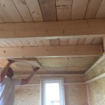 Anbringen der Dämmung unterm Dach.