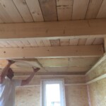 Anbringen der Dämmung unterm Dach.