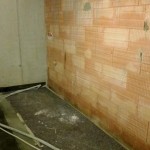 Zu verputzende Ziegelwand mit Schlauch durch den der Putz gepumpt wird.