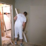 Glätten des Putzes mit einem Abzieher