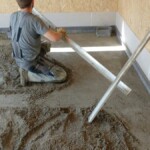 Verteilen und nivellieren des Estrichs