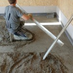 Verteilen und nivellieren des Estrichs