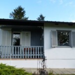 Südseite des Hauses. Alle Elemente aus Holz abgeschliffen und neu in weiß oder grau gestrichen.