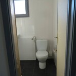 Neue Toilette samt neuer Boden- und Wandfliesen.