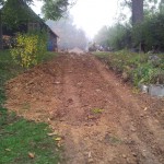 Regen. Danach wurde der Grund geebnet. Im Frühling wird - im Falle einer "Setzung" - erneut Erde aufgeschüttet. Außerdem werden wir eine Wildblumenwiese anpflanzen.