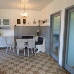 Die dunkelbraune Holzdecke geschliffen und weiß gestrichen. Ebenso die Wände neu weiß. Ein alter Luster und jede Menge an alter und neuer Deko.