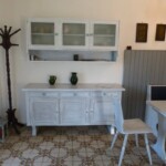 Bestehende Möbel shabby chic weiß gestrichen und mit neuem Glas und Griffen versehen.