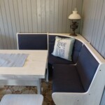 Essecke im Haus. Alle Möbel weiß gestrichen. Mit einem passendem Dunkelblauen Stoff neu bezogen.