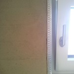 Lehmputz mit Kantenschutz beim Toilettenfenster