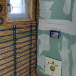 Wandheizung Toilette, auf der Strohmatte haftet der Lehm perfekt.