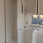 Korpus für Kühl- und Gefrierschrank. Nach oben Platz zur Belüftung.