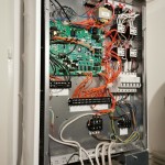 Inneneinheit der Luftwärmepumpe im Keller geöffnet