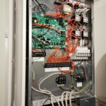 Inneneinheit der Luftwärmepumpe im Keller geöffnet