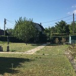 Großer Garten, wird neu angelegt. Ebenso folgt ein Öko-Pool.