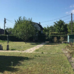 Großer Garten, wird neu angelegt. Ebenso folgt ein Öko-Pool.
