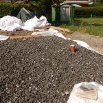 Dämmung mit Schaumglas-Schotter. Kanal, Wasser und Stromleitungen vorbereitet