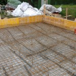 Schalung zum Betonieren der Bodenplatte mit Baustahlgitter