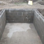 Bodenplatte und Wände aus Schalsteinen für den Pool