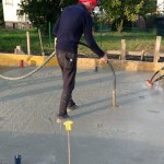 Verdichten des ausgebrachten Betons mittels "Rüttler"