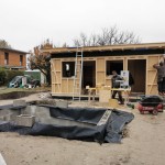 Holzriegel mit Pool und Grube für Regenwasser - Tank davor