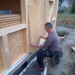 Anbringen der ökologischen Dämmung aus Holzwolle