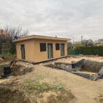 Haus Gartenansicht mit Pool und Grube für Regenwassertank