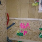 Kaltwasser- und Strom-Anschlüsse für den Geschirrspüler sowie Ablauf in den Kanal