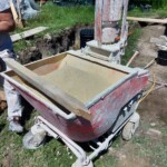 Befüllen der Maschine mit Trockenlehm
