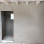 Küchenwand und Eingang zum Bad