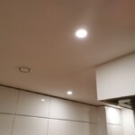 Einfache in der Decke versenkte "Spots". Hier geht es vor allem um gute Beleuchtung beim Kochen.